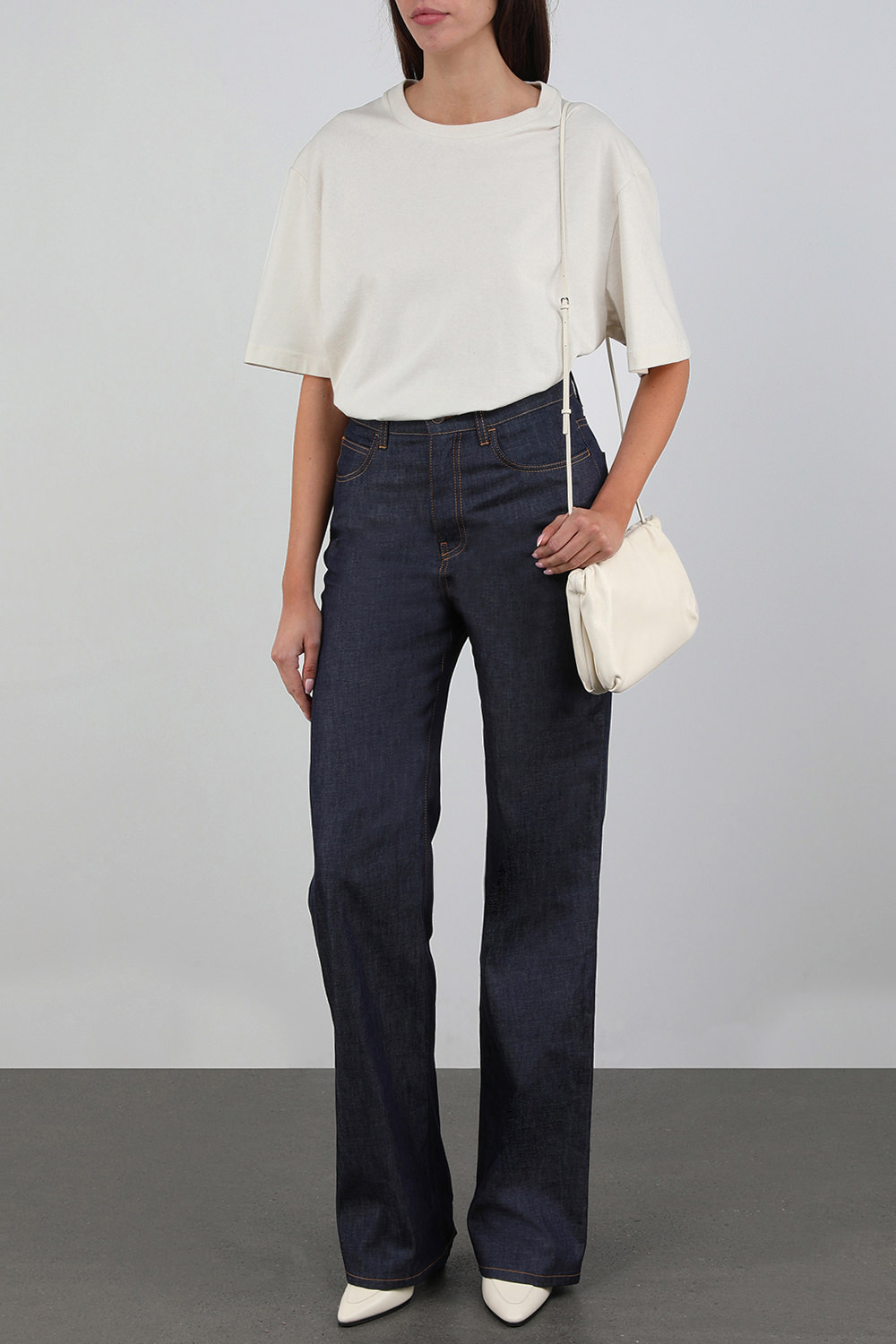 חולצה לבנה בגזרה משוחררת